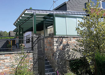 Weißes Terrassendach aus Glas und Holz